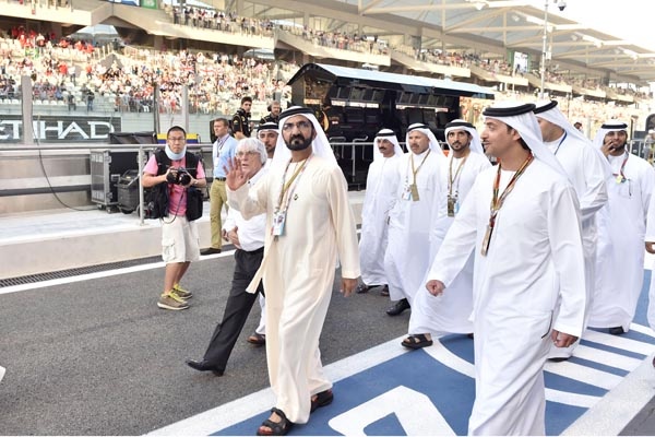 محمد بن راشد يحيي جمهور السباق وبرفقته هزاع بن زايد