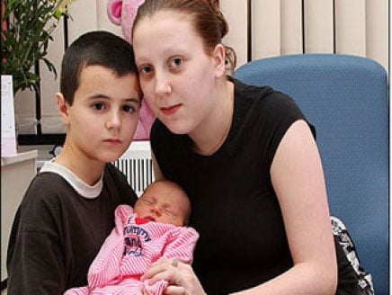 بالفيديو- مأساة بحق الطفولة، طفل عمره 13 عاماً أصبح أصغر أب!