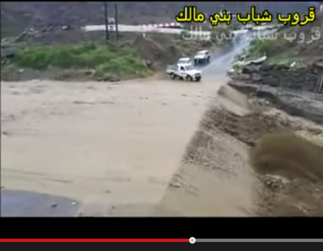 بالفيديو - شهامة شباب الخليج تنقذ سيارة غارقة!