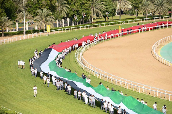 سجلته موسوعة جينيس من أبو ظبي... هل تعلمون ما هو أطول علم بشري في العالم؟