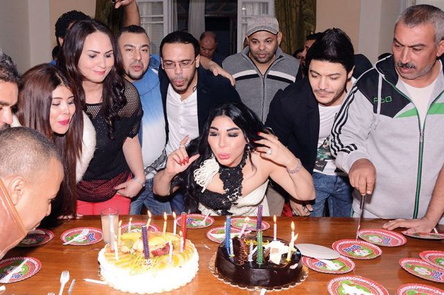 غادة إبراهيم تطفئ شمع عيد ميلادها