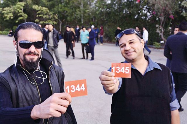 المتسابقون يلتقطون الصور مع الأرقام الخاصة بهم