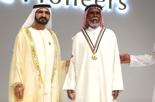 تكريم شقيق أول شهيد سالم خميس