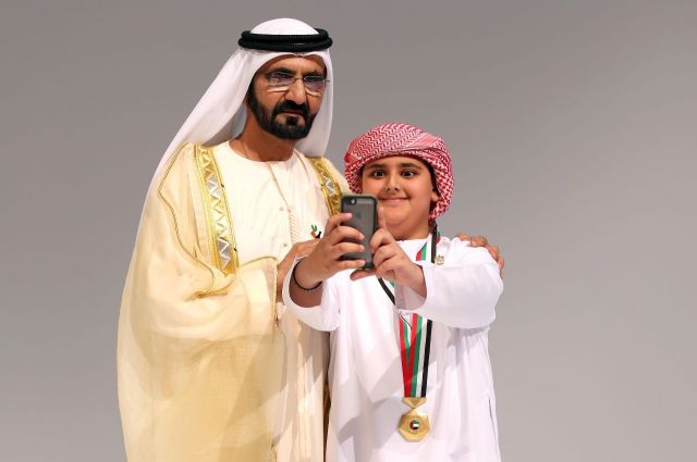 سيلفي لأديب البلوشي المصنف بين افضل 8 أطفال نوابغ في العالم مع الشيخ محمد بن راشد