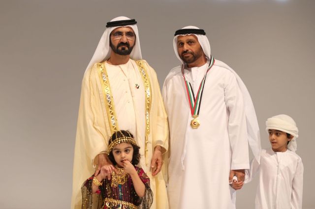 المخترع الإماراتي أحمد مجان ونجلاه مع الشيخ محمد