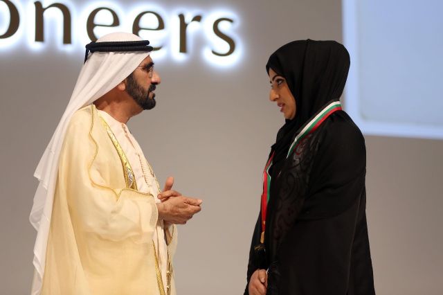 الشيخ محمد يكرم القاضية خلود الظاهري أول إماراتية تعمل بالقضاء