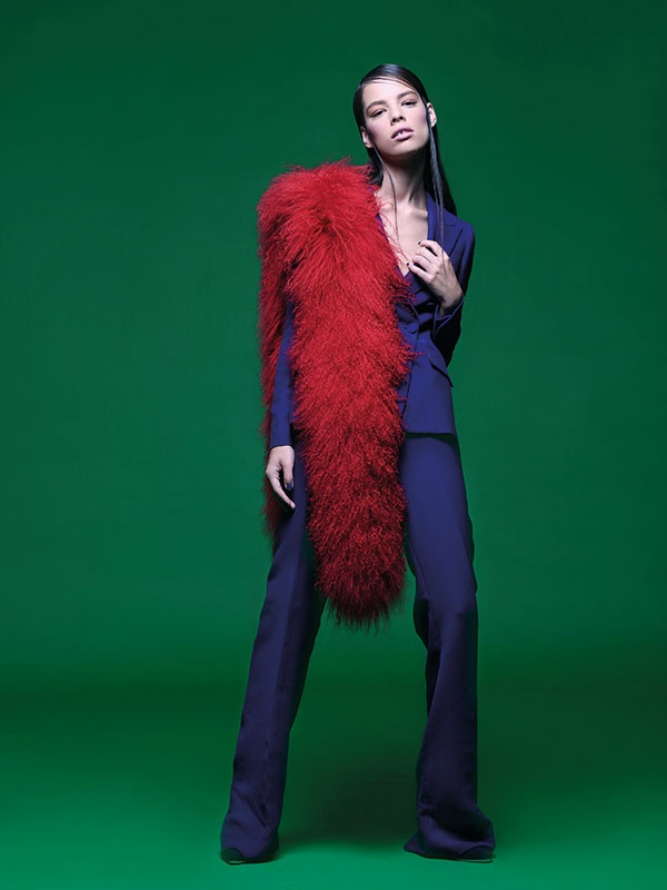 تنقضّ الألوان على فصل الشتاء وتتناسق مع بعضها البعض لتقدّم لنا ملابس ملونة في غاية العصرية...