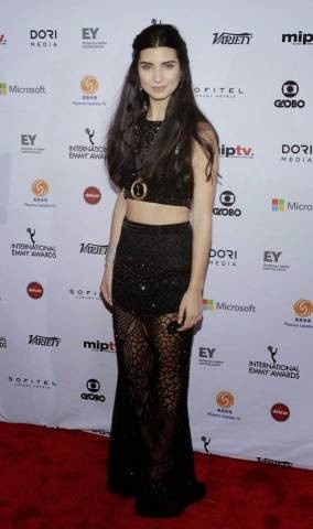 فستان توبا الدانتيل الشفاف يسبب لها أزمة! وما هي الأخطاء الثلاثة التي ارتكبتها؟