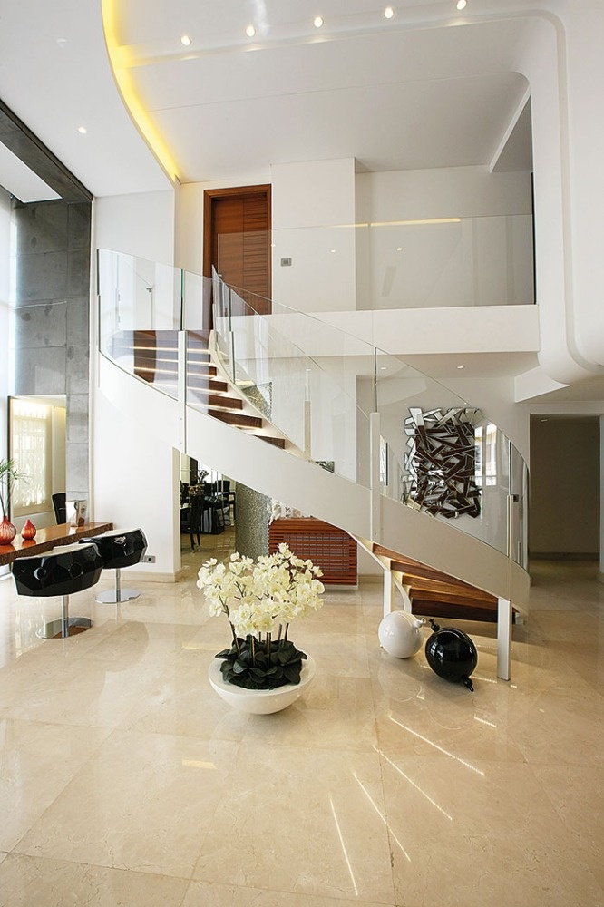 أثاث عالمي في إطار لبناني