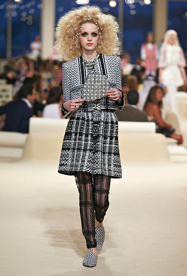 عارضات بتصاميم مستوحاة من الكوفية خلال عرض CHANEL CRUISE 2014-15 