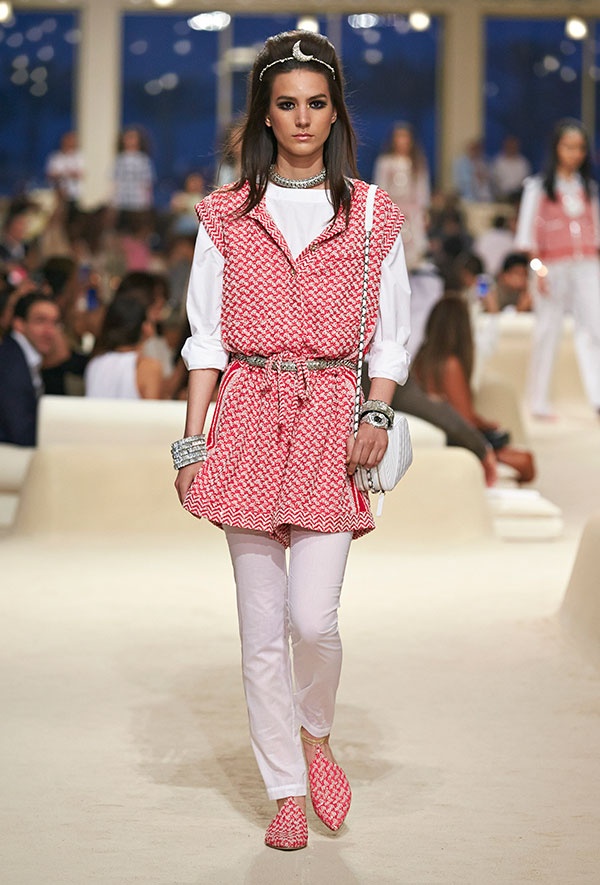 عارضات بتصاميم مستوحاة من الكوفية خلال عرض CHANEL CRUISE 2014-15 