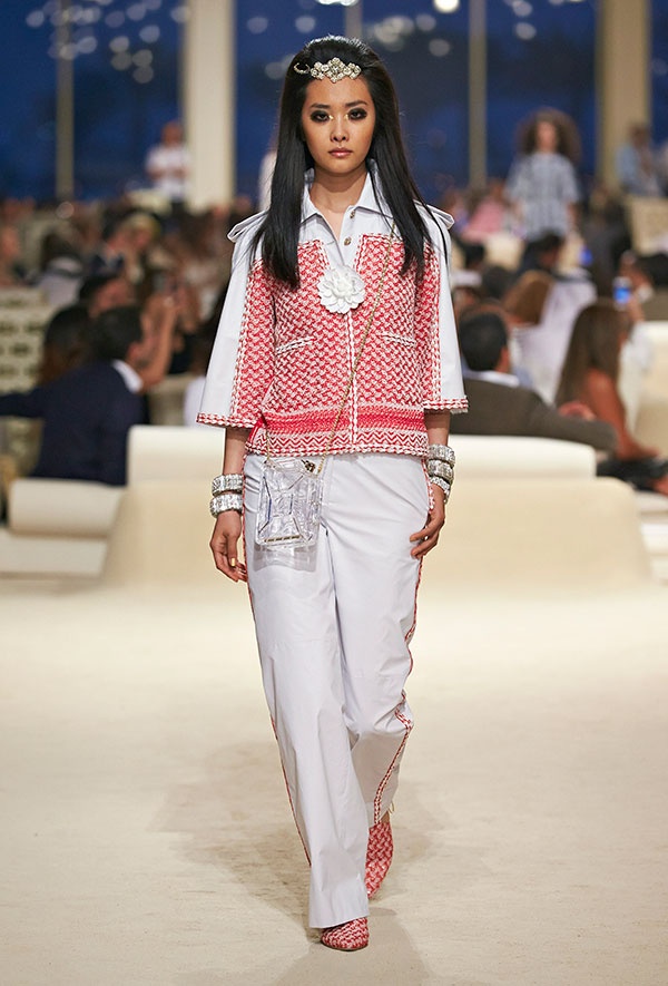 عارضات بتصاميم مستوحاة من الكوفية خلال عرض CHANEL CRUISE 2014-15 