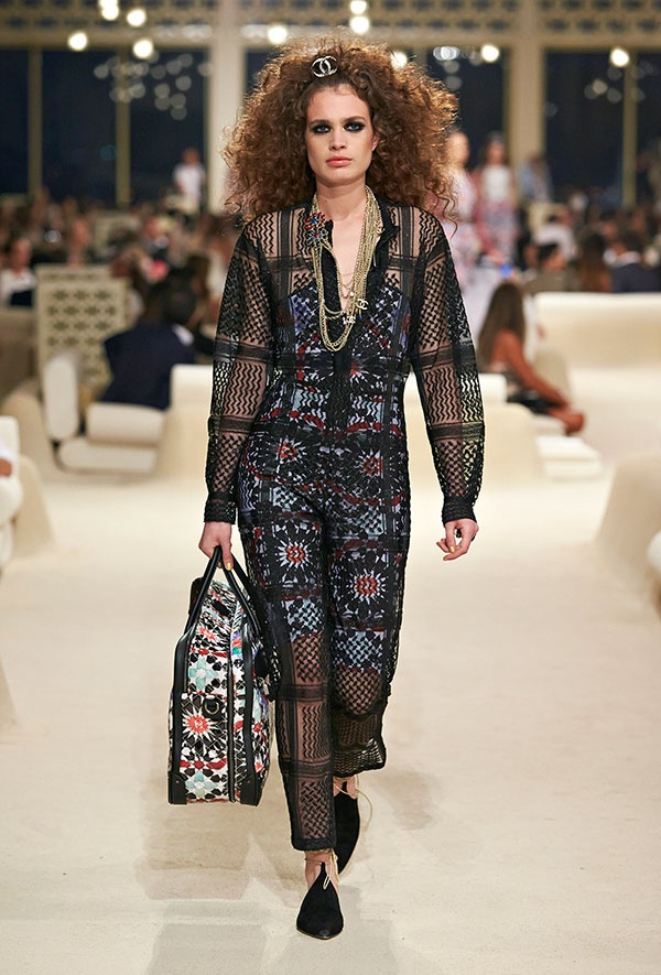 عارضات بتصاميم مستوحاة من الكوفية خلال عرض CHANEL CRUISE 2014-15 عارضات بتصاميم مستوحاة من الكوفية خلال عرض CHANEL CRUISE 2014-15