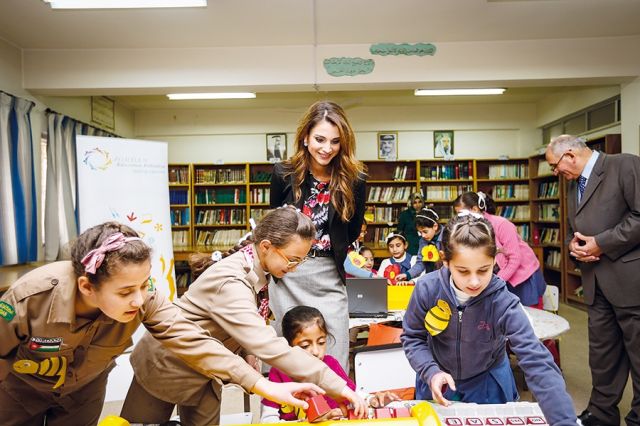 الملكة رانيا تطّلع على برامج مبادرة التعليم الأردنية التكنولوجية