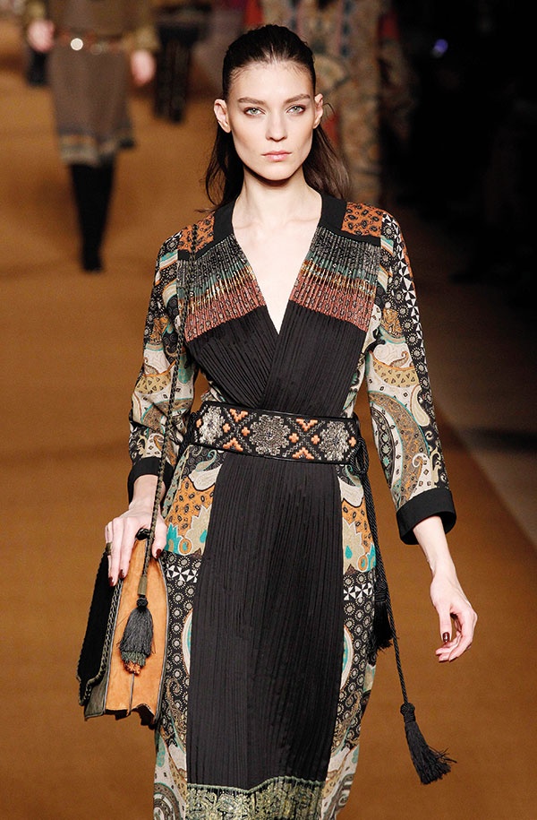 أحببت كثيراً الأكسسوار على منصة Etro، وكأن الأسلوب الإثني Ethnic وُلد في الشتاء.