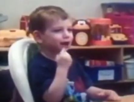 بالفيديو- طفل أصم يسمع صوت والدته.. لأول مرة!!