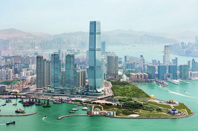 مطار هونغ- كونغ الدولي عالم آسيوي قديم متقاطع مع العصر