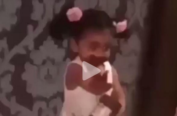 بالفيديو- هل رأيتم أظرف من هذه الطفلة؟!