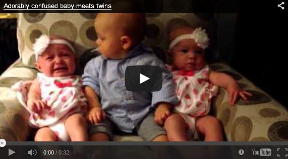 بالفيديو- ردة فعل لا تقاوم لطفل يشاهد توأم لأول مرة