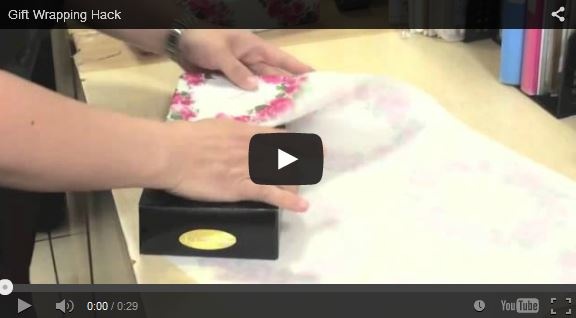 بالفيديو- أسهل وأسرع طريقة للفّ الهدايا