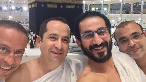 بالصور- بعد تعافيه، أول ظهور لأحمد حلمي في العمرة