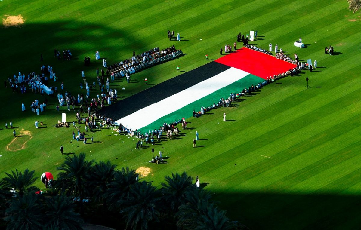 أكبر علم للإمارات كيلو متر وبمليون قلم رصاص!! من جديد في موسوعة 