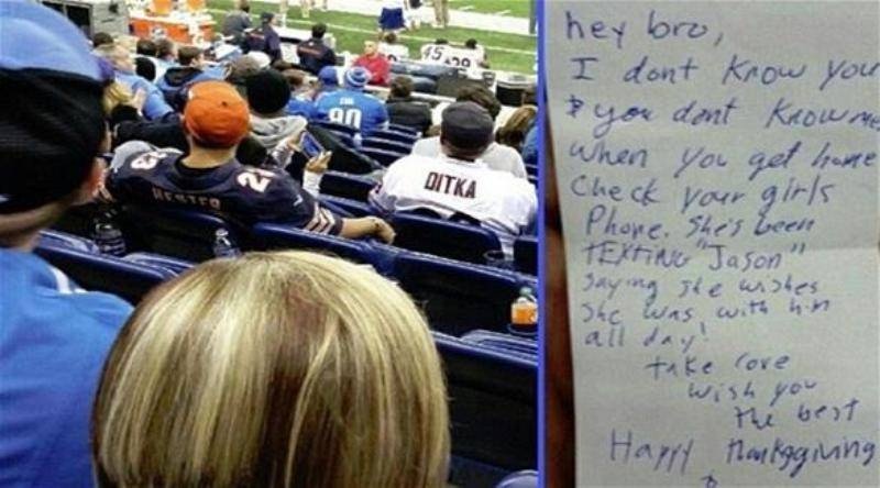 بالصور- مشجّع يكشف لرجلٍ أمامه خيانة حبيبته! شاهدوا ماذا فعل...