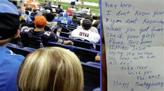 بالصور- مشجّع يكشف لرجلٍ أمامه خيانة حبيبته! شاهدوا ماذا فعل...