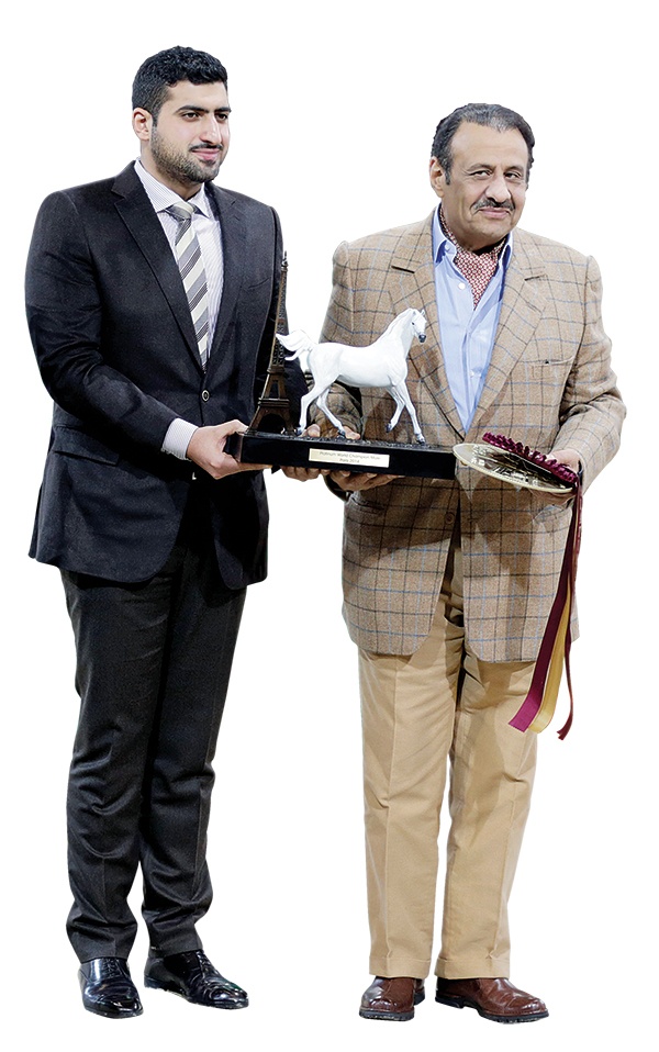 الأمير خالد بن سلطان ونجله عبد الله أثناء تسلمهما الجائزة