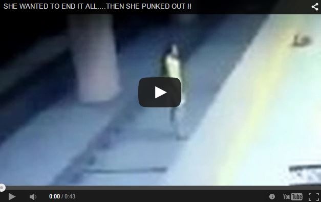 بالفيديو- فتاة ترمي نفسها تحت عجلات القطار أنظروا ماذا حلّ بها!