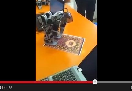 بالفيديو - روبو يؤدي الصلوات الخمس.... سبحان الله