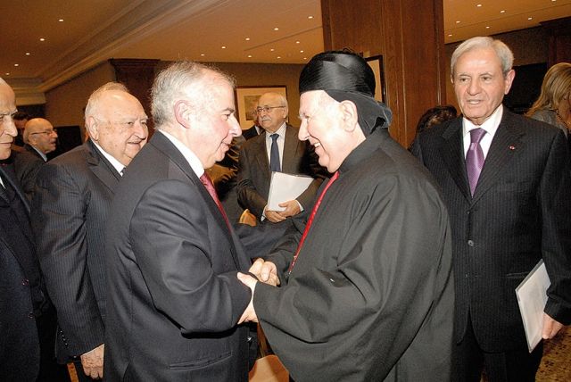 المطران بولس مطر يهنئ القنصل سماحة وبدا إلى اليمين: الوزير السابق فوزي صلوخ، وإلى اليسار الوزير السابق محمد يوسف بيضون