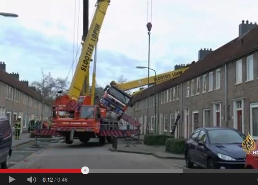 شاب يلحق أضرارا بالغة بمنازل الجيران في محاولة لطلب يد صديقته