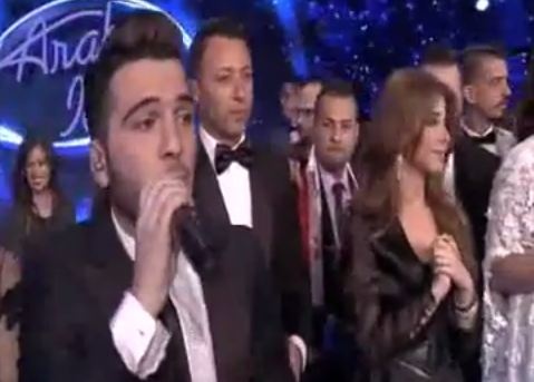 فيديو من أراب آيدول- ماذا فعل حازم الشريف عندما أعطته أحلام العلم السعودي؟