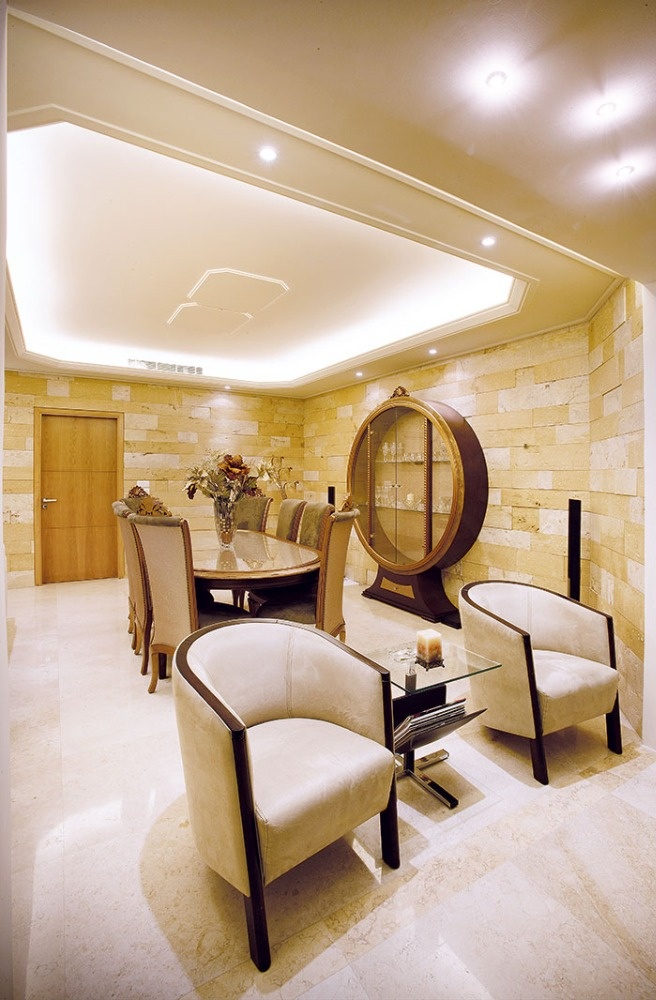 بين الأثاث العصري والأكسسوار الكلاسيكي