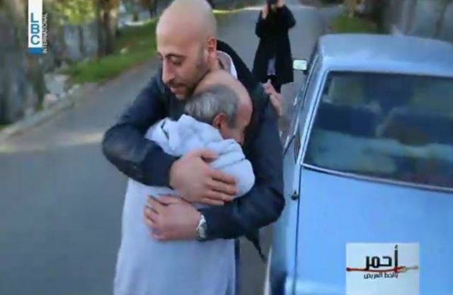 فيديو مؤثر- أب يلتقي بابنه بعدما أخفته أمه 30 سنة!