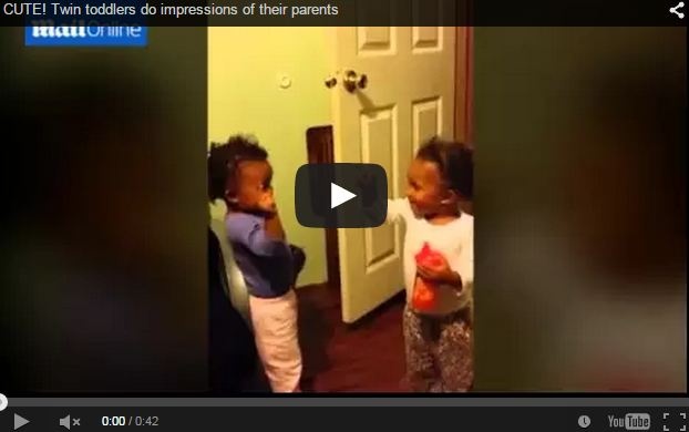 بالفيديو... توأم يقلدان طريقة «خناقة» والديهما بطريقة مضحكة