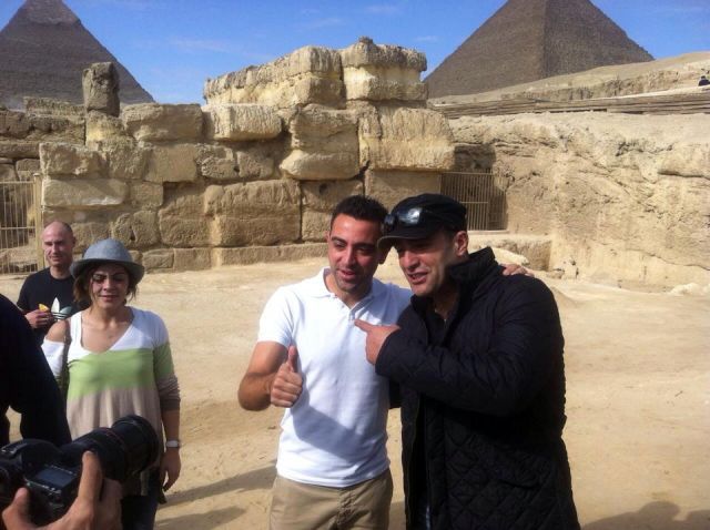 ما الذي جمع أحمد السقا وتشافي نجم برشلونة؟