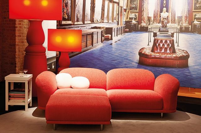 في الصالون خيارات حديثة من أثاث يغلب عليه اللون البرتقالي الأحمر