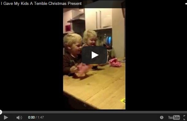 أجمل ردة فعل لطفلين تلقيا أسوأ هديتي كريسماس في العالم