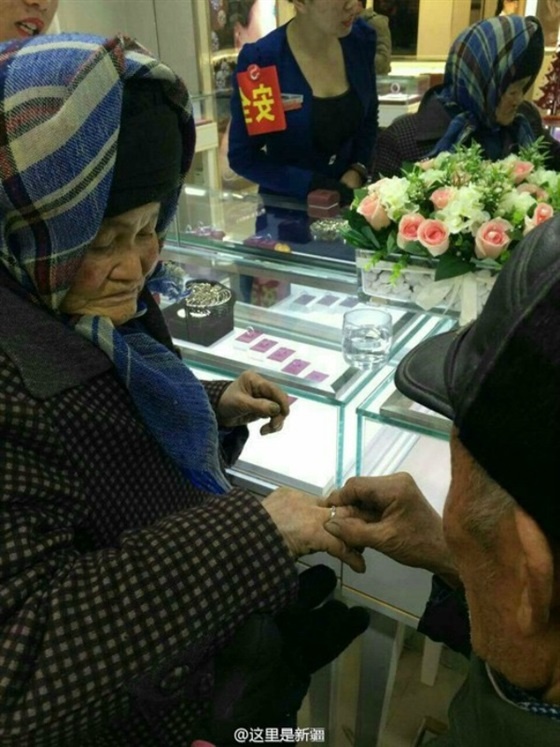 عامل نظافة مسن يشتري خاتم الماس لزوجته.. تفاصيل هذا الحب