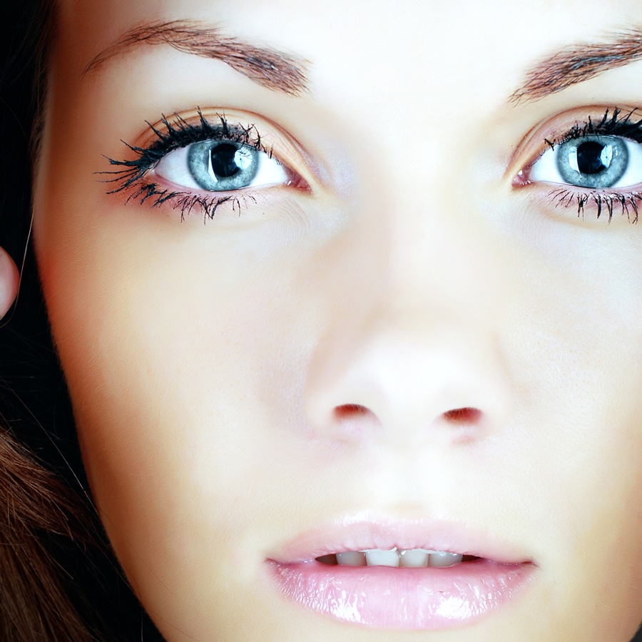 3 نصائح سحرية من خبراء التجميل لتتخلّصي من الدوائر السوداء وإخفاء تجاعيد العينين