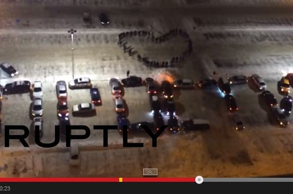 بالفيديو- 45 سيارة ليعتذر من زوجته !!