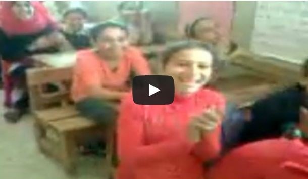 بالفيديو- مدرس يشرح «إن وأخواتها» بطريقة غريبة وكوميدية