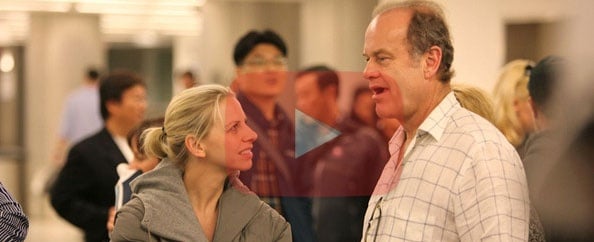 بالفيديو- طلّق زوجته في المطار بسبب رومنسيتها!