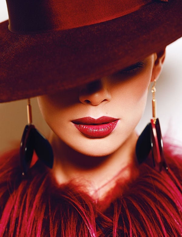 طلات تذكرنا بحقبة الثمانينات، ماكياج متكلّف وجذاب...