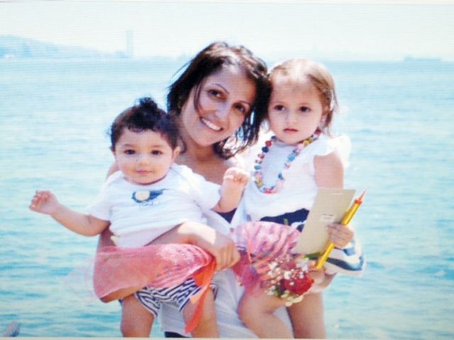 كريستيل مع ولديها