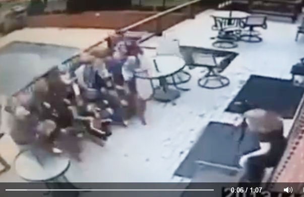 بالفيديو - شاهد صورة تذكارية تتسبب فى دخول عائلة كاملة إلى المستشفى