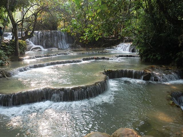 تزحلقي في الأنابيب النهرية في فانغ- فيينغ في لاووس