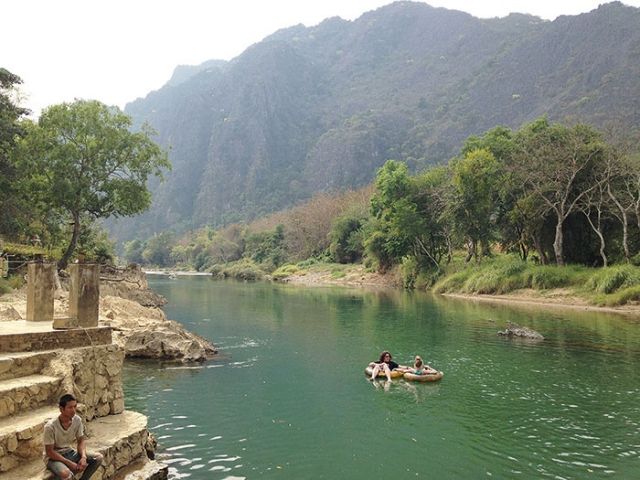 تزحلقي في الأنابيب النهرية في فانغ- فيينغ في لاووس